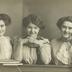 [Porträt von drei Frauen an einem Tisch mit Büchern]